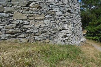 Současné ústí zazděné střílny, podle J. Varhaníka tu měl vzniknout skarp. Když nebyl realizován, došlo k zazdění střílen (© Jan Večeřa, 08/2015)