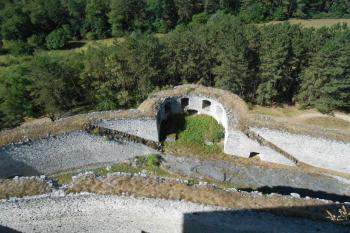 Pohled z donjonu na úsek vnějšího opevnění se schodišti na ústupcích zdiva hradby (© Jan Večeřa, 08/2015)