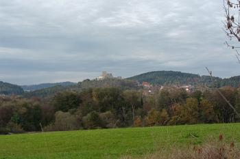 pohled na Rabí od kontribuční sýpky v Žichovicích (© Jaroslav Špiroch  10/2025)