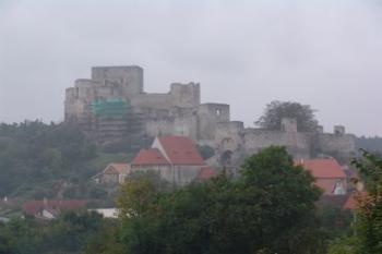 Z mlžného oparu od hřbitova (© Dušan Lipár, 11/2006)