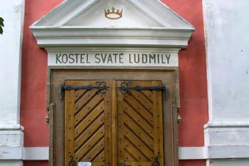 Vstupní portál ( © Roman Řezáč 08/2004)