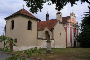 Vlevo kostel sv.Kateřiny, vpravo kostel sv.Ludmily ( © Roman Řezáč 08/2004)