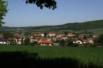 Kostel sv. Ludmily v Tetíně je viditelný zdaleka ( © Iva Spurná 2.5.2009)