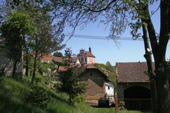 Kostel sv. Ludmily v Tetíně je viditelný zdaleka ( © Iva Spurná 2.5.2009)