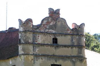 renesanční štít severozápadního nárožního útvaru ( © Pavel Zany Komárek 10/9/2004)