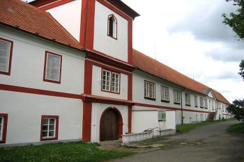 Hlavní budova zámku ( © Pavel Vítek 05/2006)