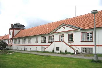 Hlavní budova zámku ( © Pavel Vítek 05/2006)