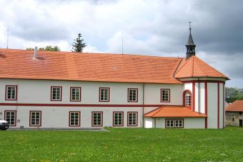 Boční křídlo s kaplí ( © Pavel Vítek 05/2006)