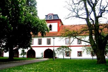 Hlavní budova z parku ( © Pavel Vítek 05/2006)
