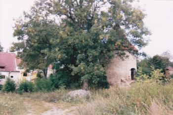Zámek s baštou od východu (© Lukáš Pechánek, 08/2000)