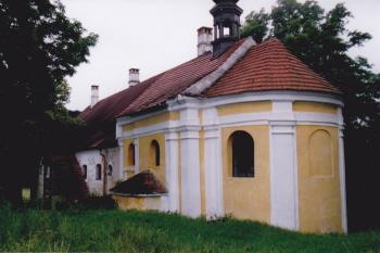 Zámek s kaplí od severovýchodu (© Lukáš Pechánek, 07/2004)