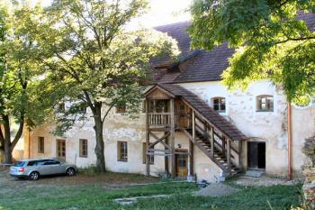 vstupní (východní) průčelí ( © Pavel Zany Komárek 10/9/2004)