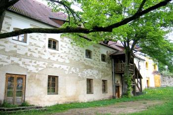 Část zámku se zachovlými sgrafity ( © Pavel Vítek 05/2006)
