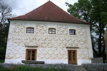 Zrekonstruovaná jižní část zámku ( © Pavel Vítek 05/2006)