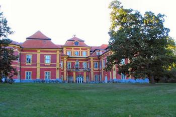 vstupní průčelí hlavní budovy ( © Pavel Zany Komárek 10/9/2004)