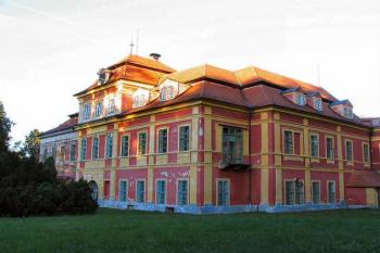 hlavní budova od jihozápadu ( © Pavel Zany Komárek 10/9/2004)