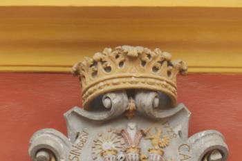 Erb Karla Gottlieba svob. pána z Bissingenu z roku 1728 na hlavním průčelí (© Johannes Cladis, 06/2016)