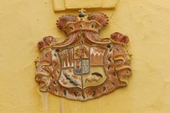 Schwarzenberský erb nad vedlejším vchodem (© Johannes Cladis, 06/2016)