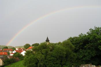 Pohled na Bělice s kostelem ( © Roman Řezáč 08/2004)