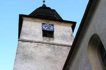 Kostelní věž s hodinami ( © Roman Řezáč 08/2004)