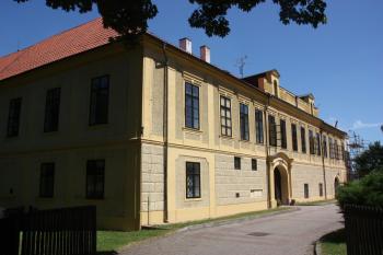 Zámek od jihozápadu ( © Ivan Grisa 07/2010)