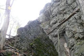 místo výpadní branky pod nejvyšším z hradních skalisek ( © Jan P. Štěpánek 10/2008)