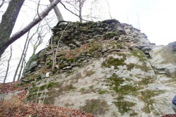 podstava strážní věže přistavěné k východnímu skalnímu suku ( © Jan P. Štěpánek 11/2008)
