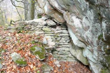 napojení severní hradby jádra hradu na východní skalisko ( © Jan P. Štěpánek 11/2008)