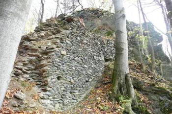 masivní hradba spojující obě západní skaliska ( © Jan P. Štěpánek 10/2008)