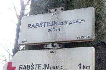 turistický rozcestník na vrcholu hradu ( © Jan P. Štěpánek 10/2008)