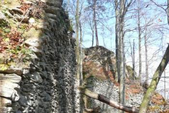 hradba jižní části jádra ( © Jan P. Štěpánek 10/2008)