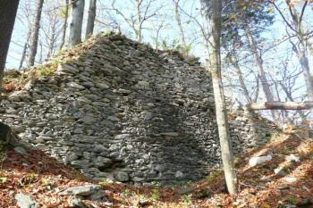 mohutný blok hradby jižní části jádra hradu ( © Jan P. Štěpánek 10/2008)