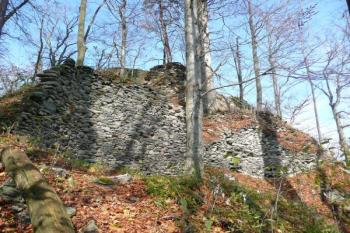 obvodová hradba jihovýchodní části jádra s oblou baštou ( © Jan P. Štěpánek 10/2008)