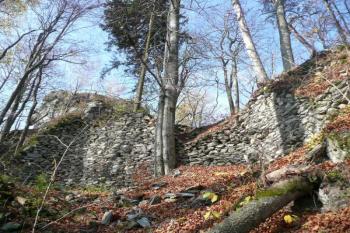 hrdba jihovýchodního obvodu jádra hradu ( © Jan P. Štěpánek 10/2008)