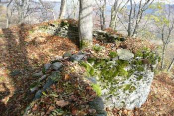 okrouhlá bašta v jihovýchodním nároží velkého předhradí ( © Jan P. Štěpánek 10/2008)