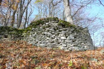oválná bašta v jihovýchodním nároží velkého předhradí (dolního hradu) ( © Jan P. Štěpánek 10/2008)
