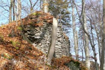 jihozápadní nároží jižní hradby jádra horního hradu ( © Jan P. Štěpánek 10/2008)