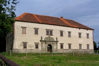 vstupní průčelí (© Pavel Zany Komárek 11/9/2004)