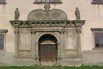 vstupní portál s erby stavebníků (© Pavel Zany Komárek 11/9/2004)