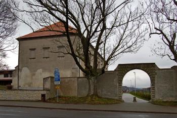 zámek s bránou (© Rodochrozit        , 11/2013)