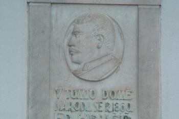 Pmětní deska na spisovatele Františka Hrnčíře, (© Stanislav Brebera 09/2004)