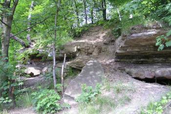 Erozí poškozená část jádra hrádku nad řekou Olší (© Jan P. Štěpánek 2005)
