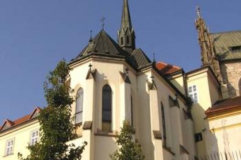 Kaple biskupského komplexu na Petrově, přistavěná na hradby. ( © Jan P. Štěpánek 10/2004)