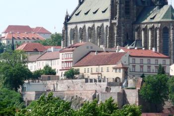 zrekonstruované úseky hradeb po Petrovem ( © Jan P. Štěpánek 06/2008)