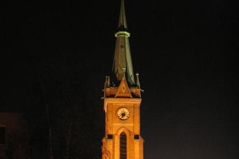 Noční pohled na osvětlený kostel z Husovy ulice (© Jan P. Štěpánek, 10/2006)