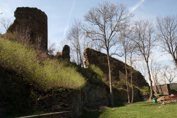 Zříceniny původního hradu ( © Iva Spurná 29.4.2010)