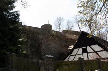 Městská hradba těsně obíhající pozůstatky původního hradu (za zdí) (  © Iva Spurná 29.4.2010)