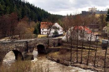 Pohled na zámek v Rabštejně od Střely ( © Radovan Smokoň 04/2006)
