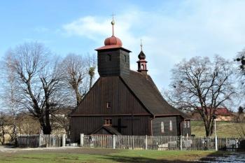 pohled na kostel od hlavní silnice ( © Jan P. Štěpánek 02/2014)