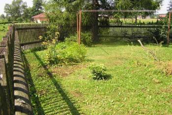 Nejvyšší místo tvrziště, kde byl nalezen základ starší stavby (© Jan P. Štěpánek 2005)